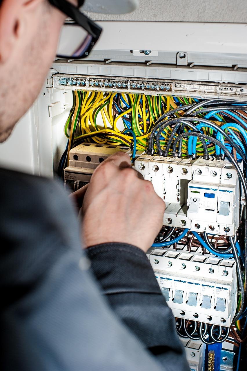 Hire the best commercial electrician in Lost Angeles - Phaselectric.com