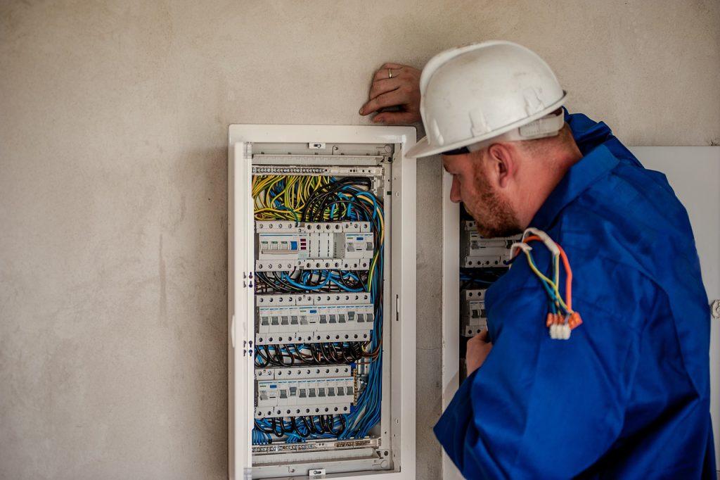 What You Need to Know Before Hiring a Commercial Electrician - PhaseElectric.com