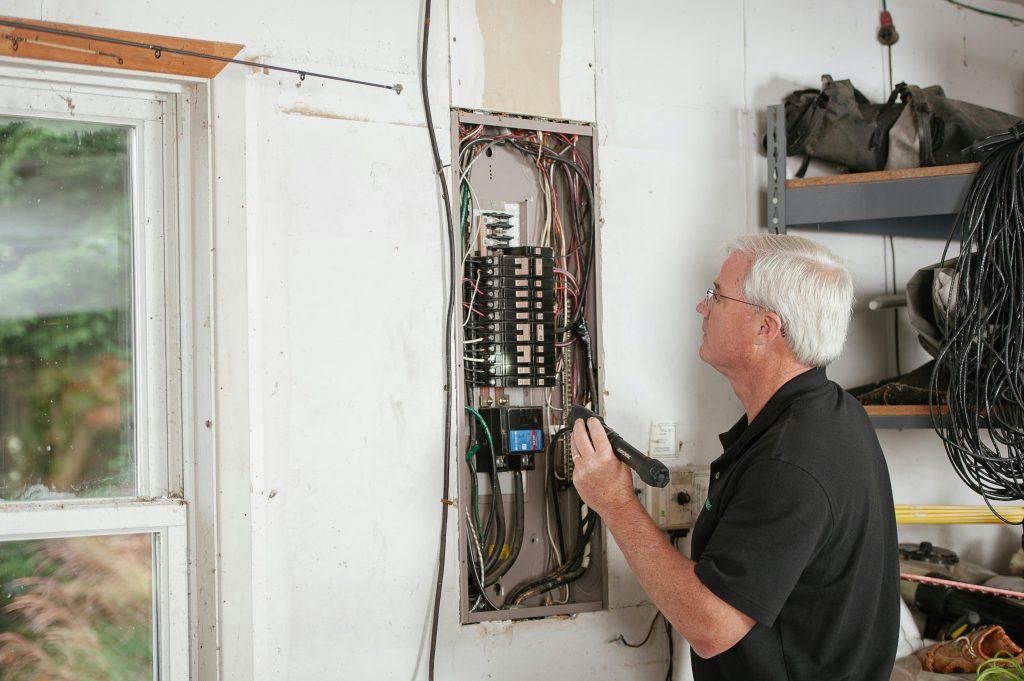 Expert Circuit Breaker Repair - Contact Phase Electric.